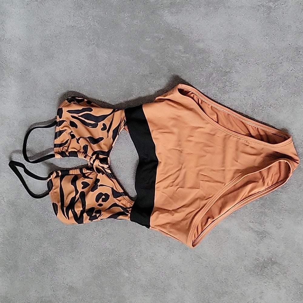 CUPSHE Women's One Piece Swimsuit Plunge Neckline Cutout Criss Cross
